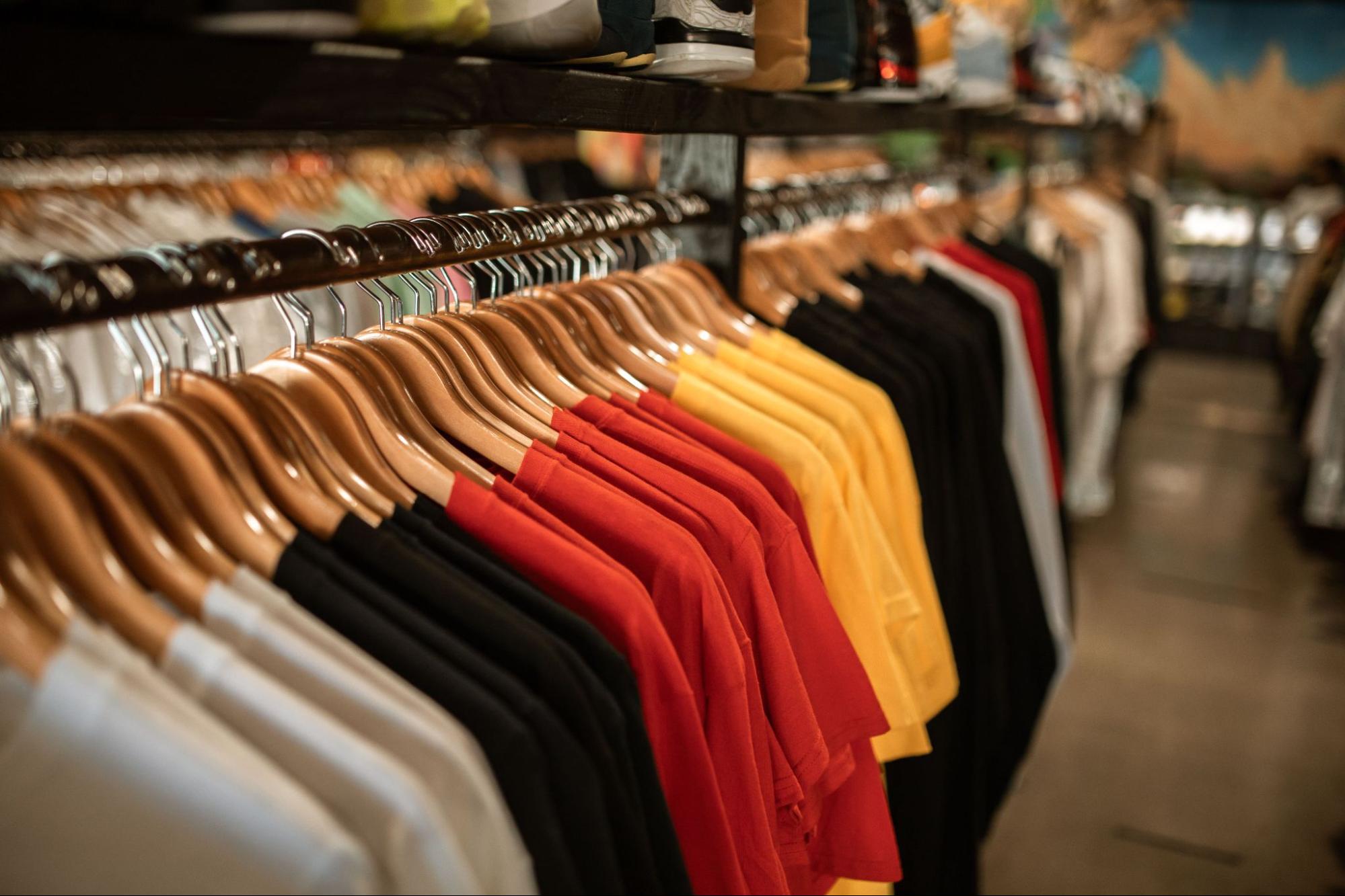 Rows of colorful t-shirts from wholesale clothing suppliers on fashion sourcing platforms like EPROLO.