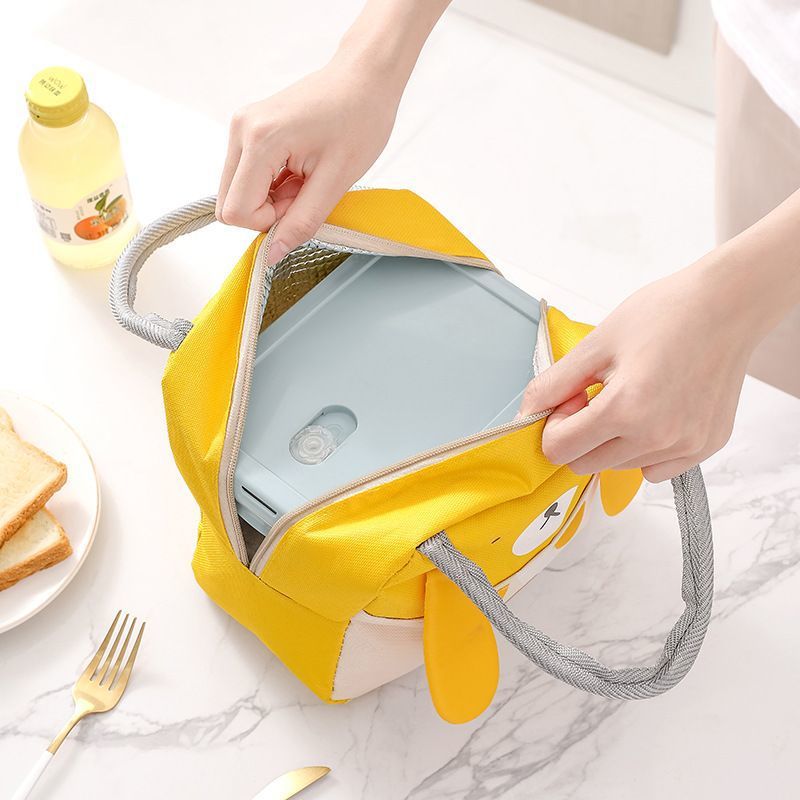 Packing a lunch box into an insulated bag, highlighting high profit margin products sourced from EPROLO.