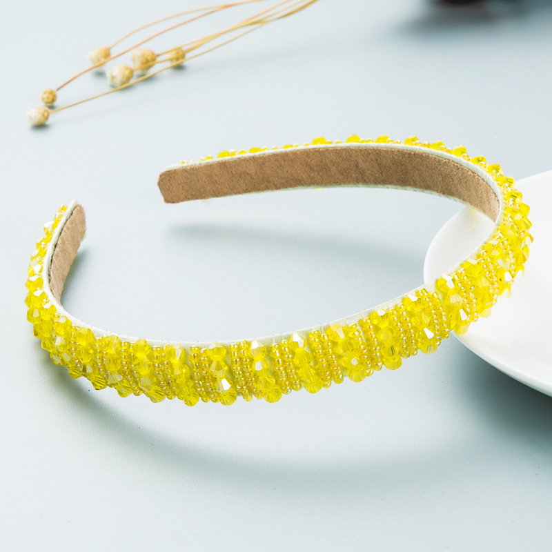 Yellow open hoop holding front hair back