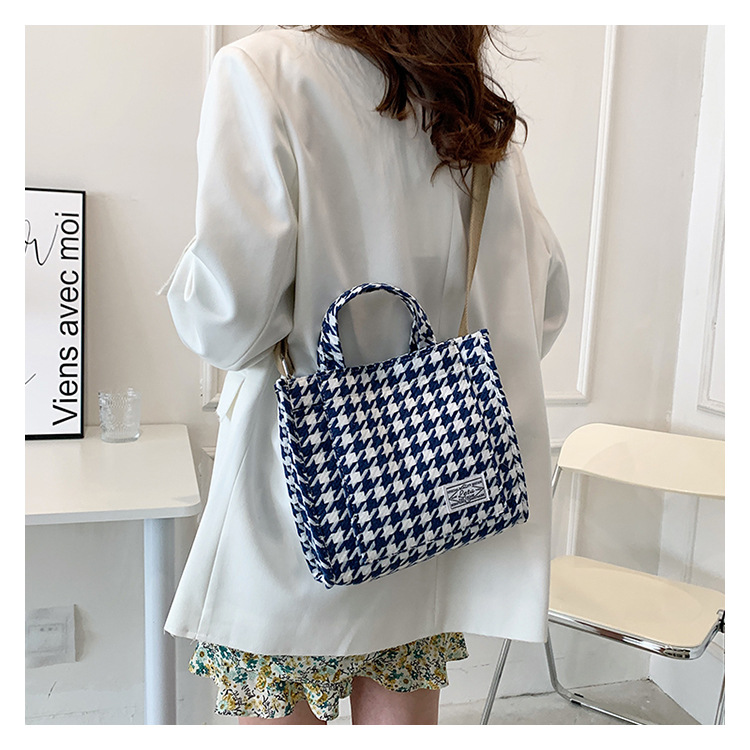 Small handbag/shoulder bag - Black/Dogtooth-patterned -Ladies | H&M IN