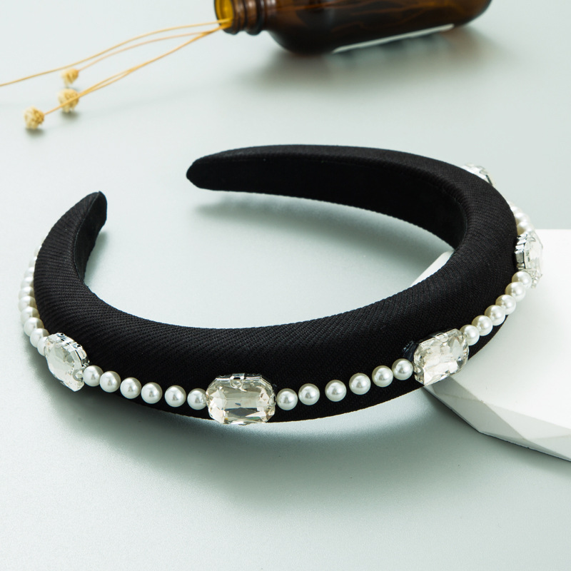 Black wide padded headband showing curved structure