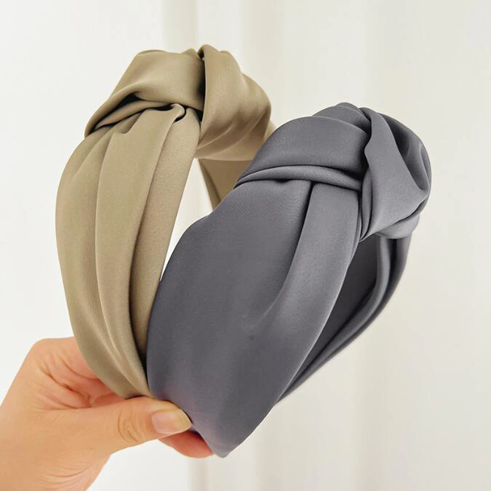Structured curved frame and wide satin side panels