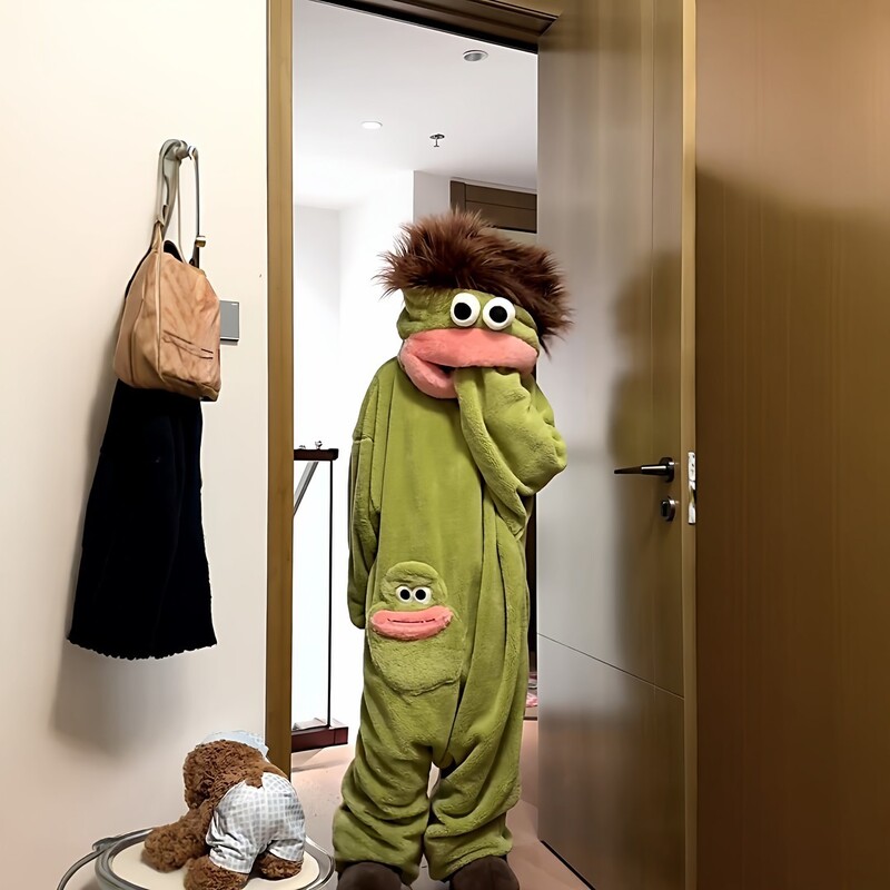 64BE5DC5C43984189E99D0268C99494C.jpg SKU-02-大嘴怪连体服+鞋.jpg