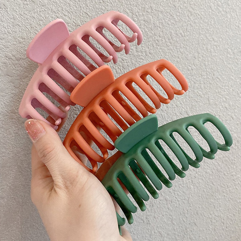Large claw clips showing broad interlocking teeth