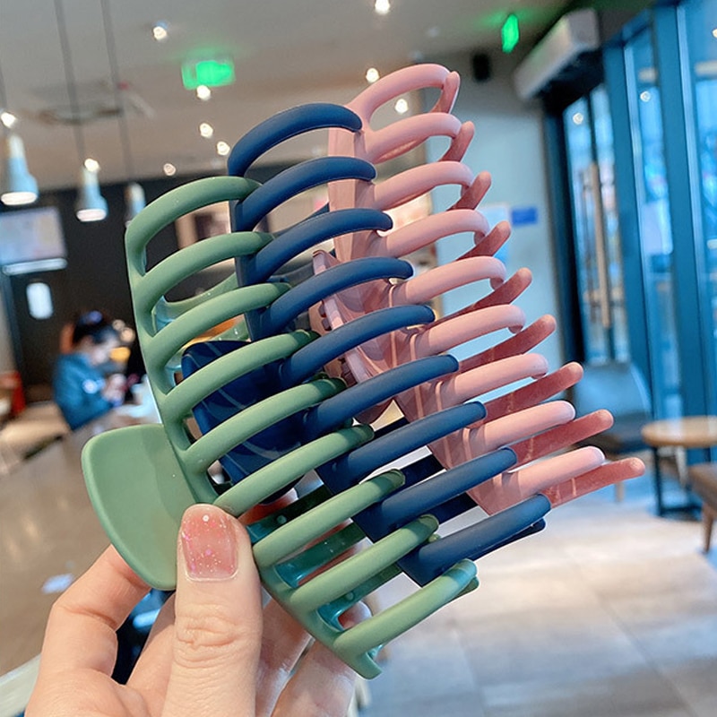 Rounded claw clip profile with layered mechanism