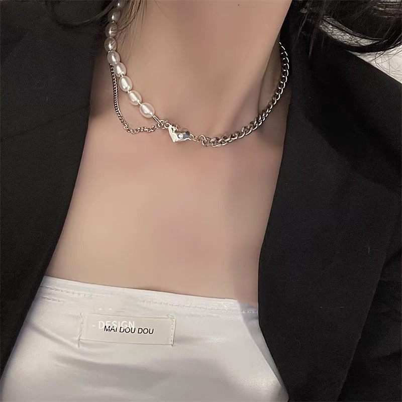This chic Pearl & Metal Chain Heart Choker is crafted from a combination of metal and pearl chains that provide a luxuriously sophisticated look. The heart-shaped pendant adds a stylish, eye-catching detail that makes this piece a must-have accessory. Its adjustable chain ensures a comfortable, snug fit.