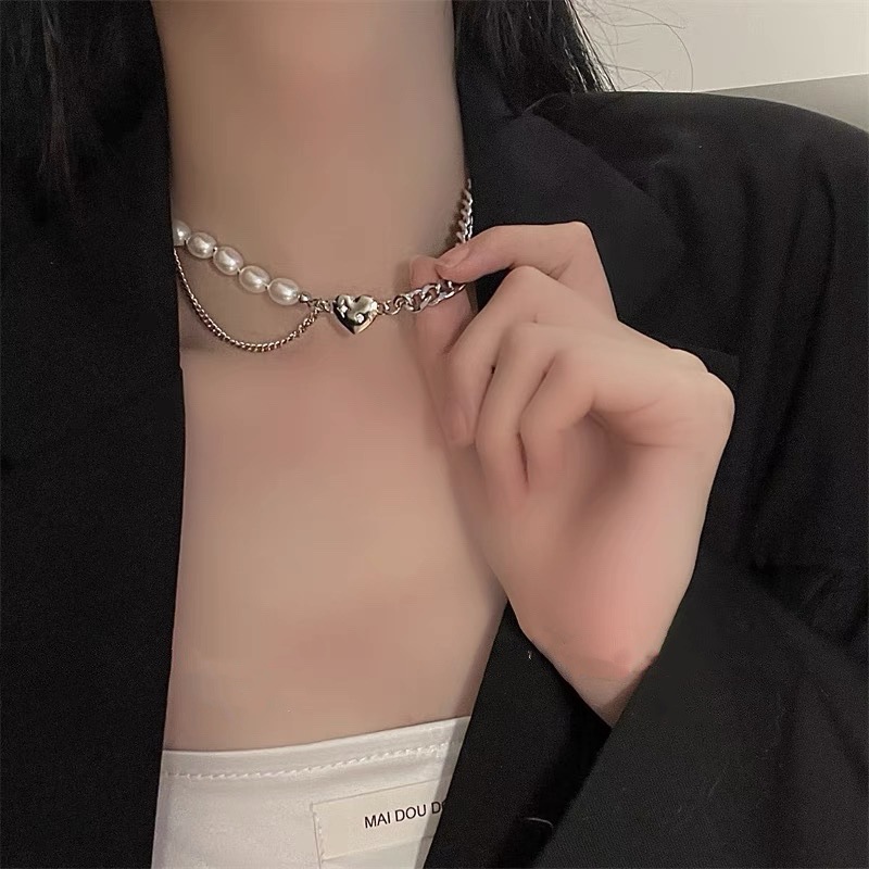 This chic Pearl & Metal Chain Heart Choker is crafted from a combination of metal and pearl chains that provide a luxuriously sophisticated look. The heart-shaped pendant adds a stylish, eye-catching detail that makes this piece a must-have accessory. Its adjustable chain ensures a comfortable, snug fit.