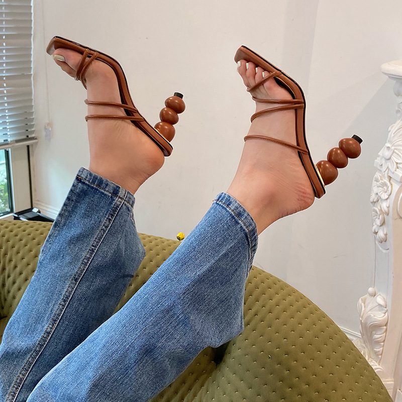 ，