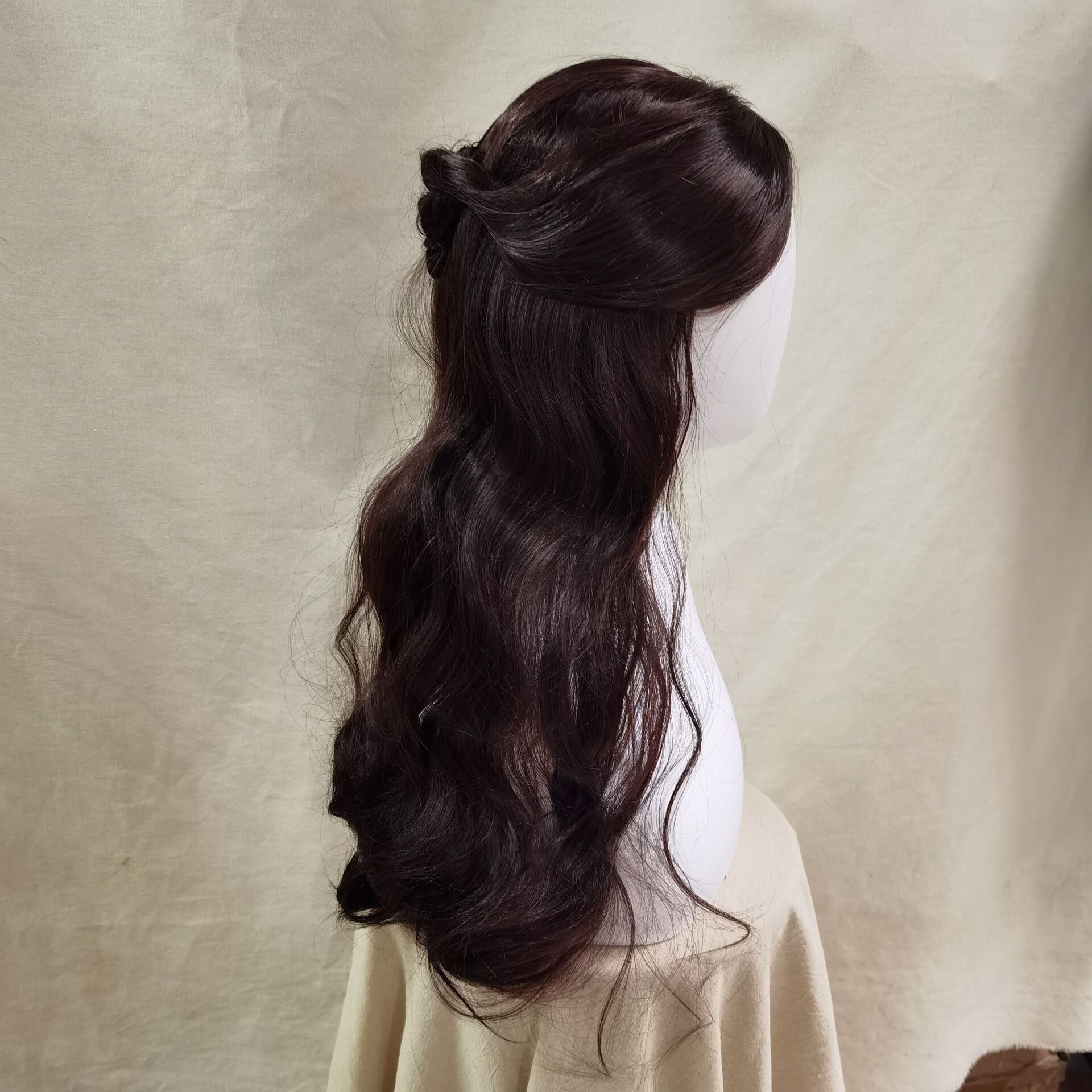 Reflective brown synthetic fibers and defined waves
