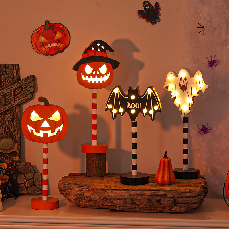 Lámpara LED de modelado para decoración de Halloween con figura de calabaza sonriente en madera de 25cm x 25cm x 15cm con luz blanca cálida