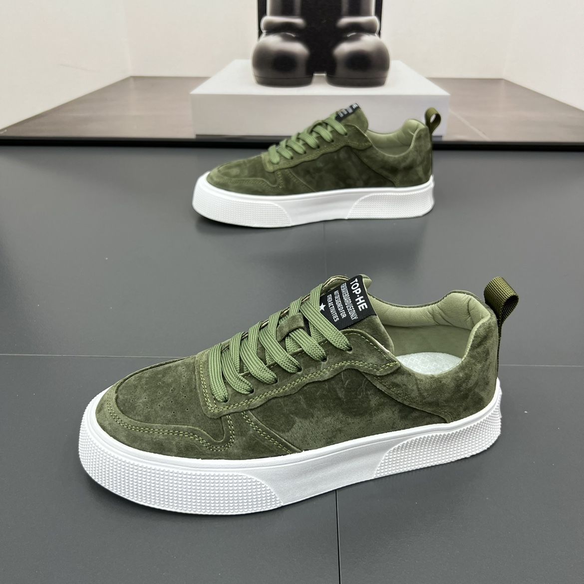 Men's trendy and versatile lightweight casual sports shoes with soft soles and comfortable board