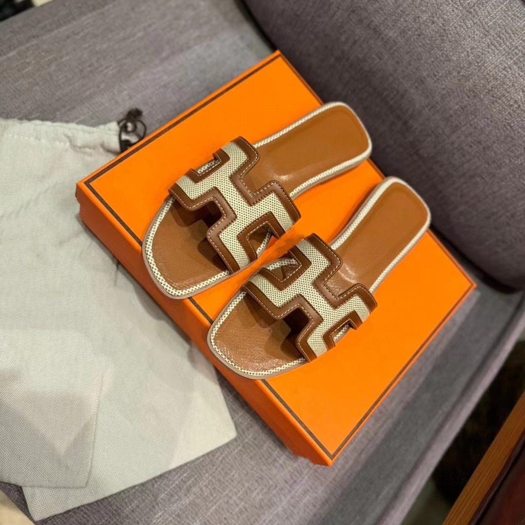 Flat bottomed beach sandals are fashionable casual lightweight and can be worn as a single drag image 3