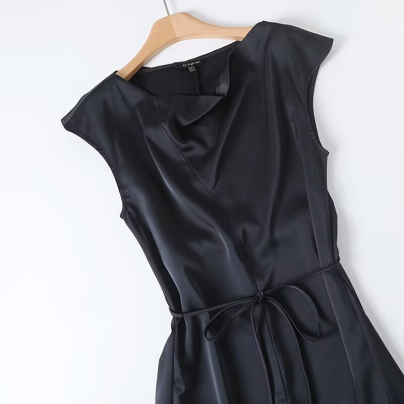 Waist cinching lace-up detail dress