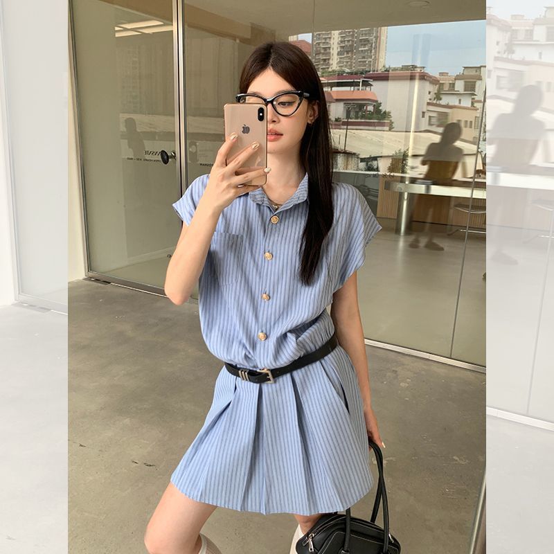 蓝条纹翻领衬衫连衣裙女夏季2025新款学院风气质收腰百褶短裙