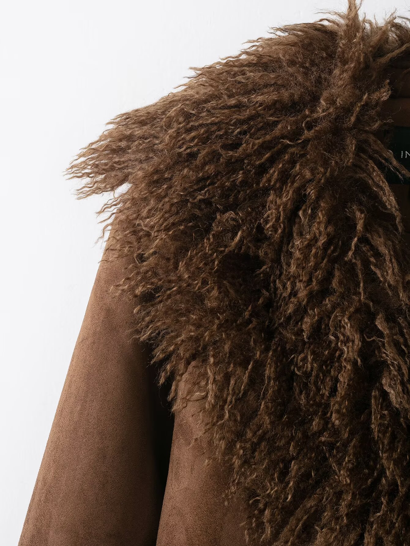 Chaqueta en piel vegana de mujer con cuello de pelo Detalle de cierre en chaqueta de piel vegana