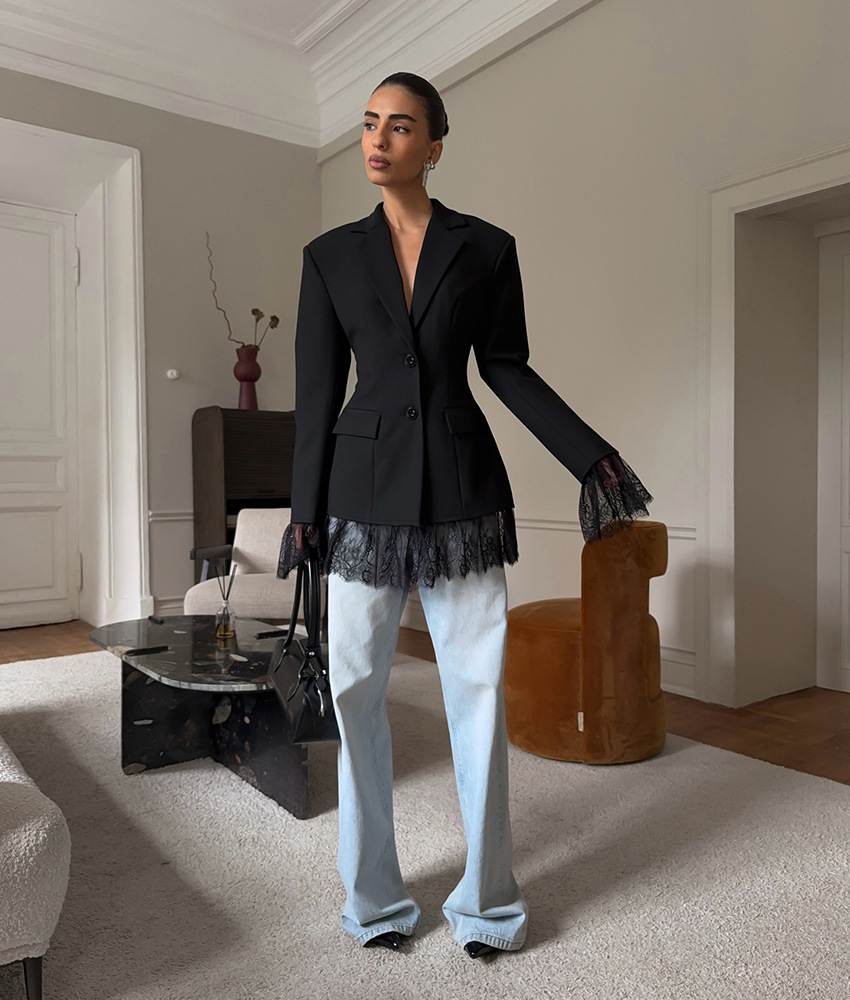 Blazer negra de mujer con detalles de encaje