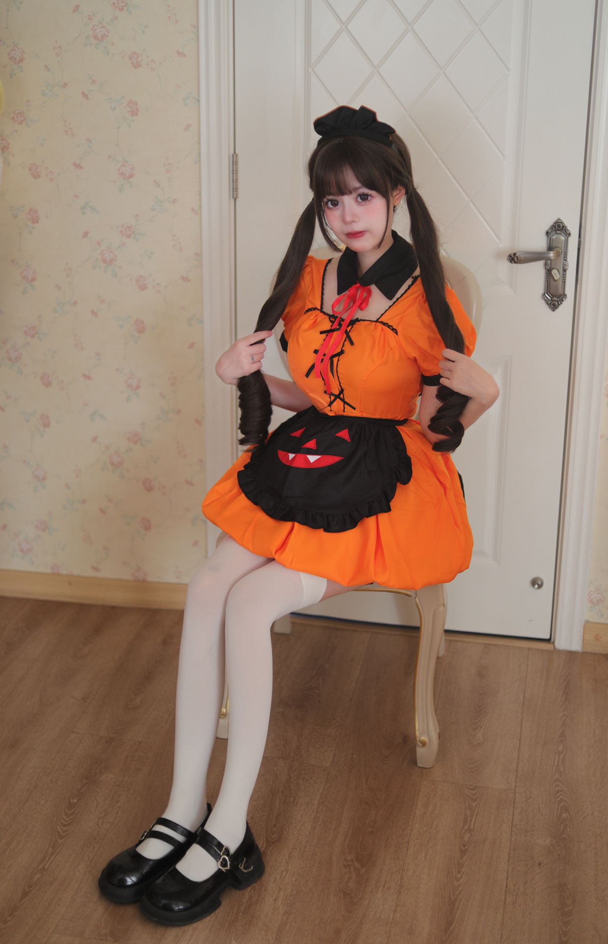 Pumpkin Maid Costume for Women detail image 5
