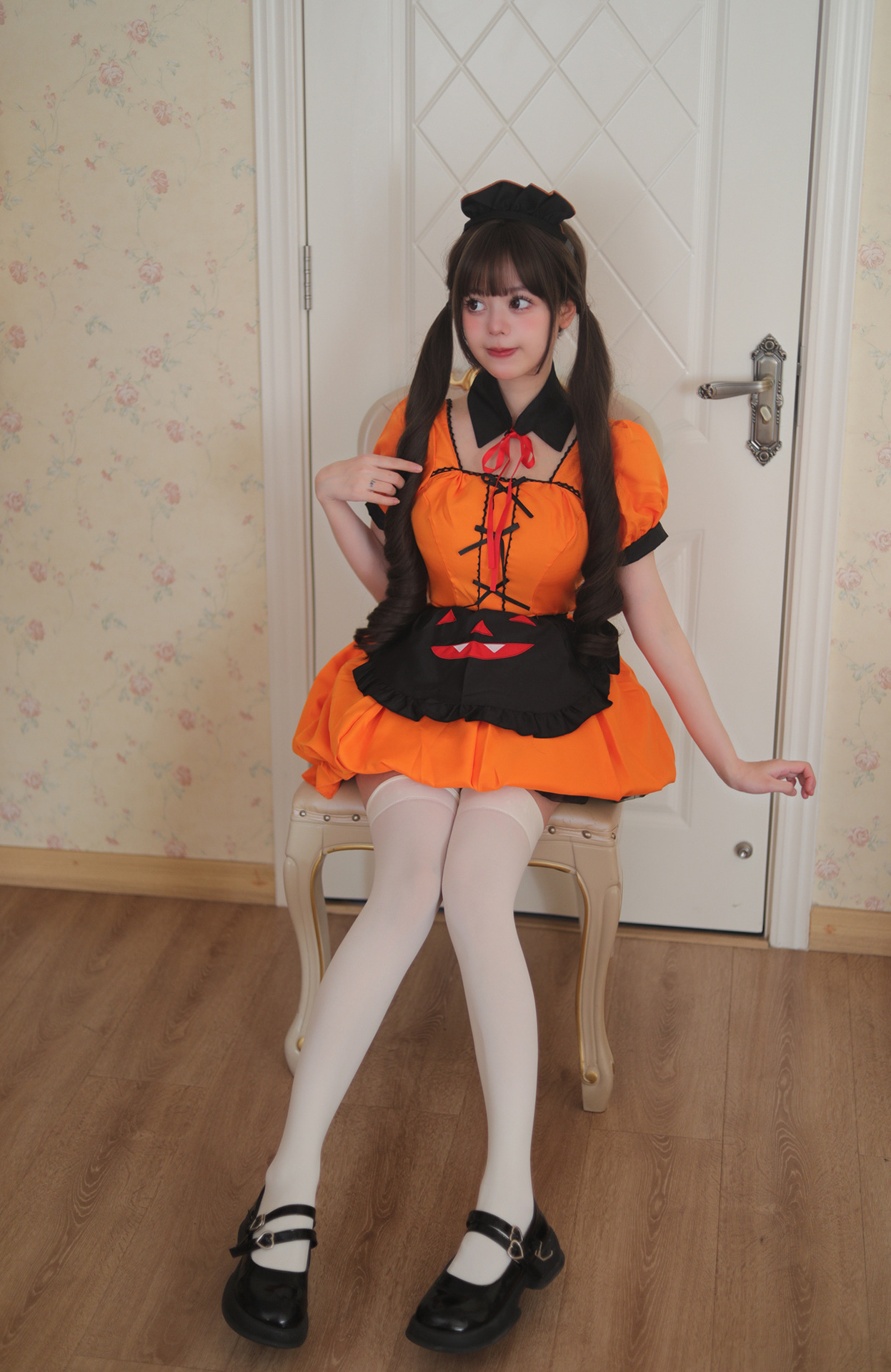 Pumpkin Maid Costume for Women detail image 8