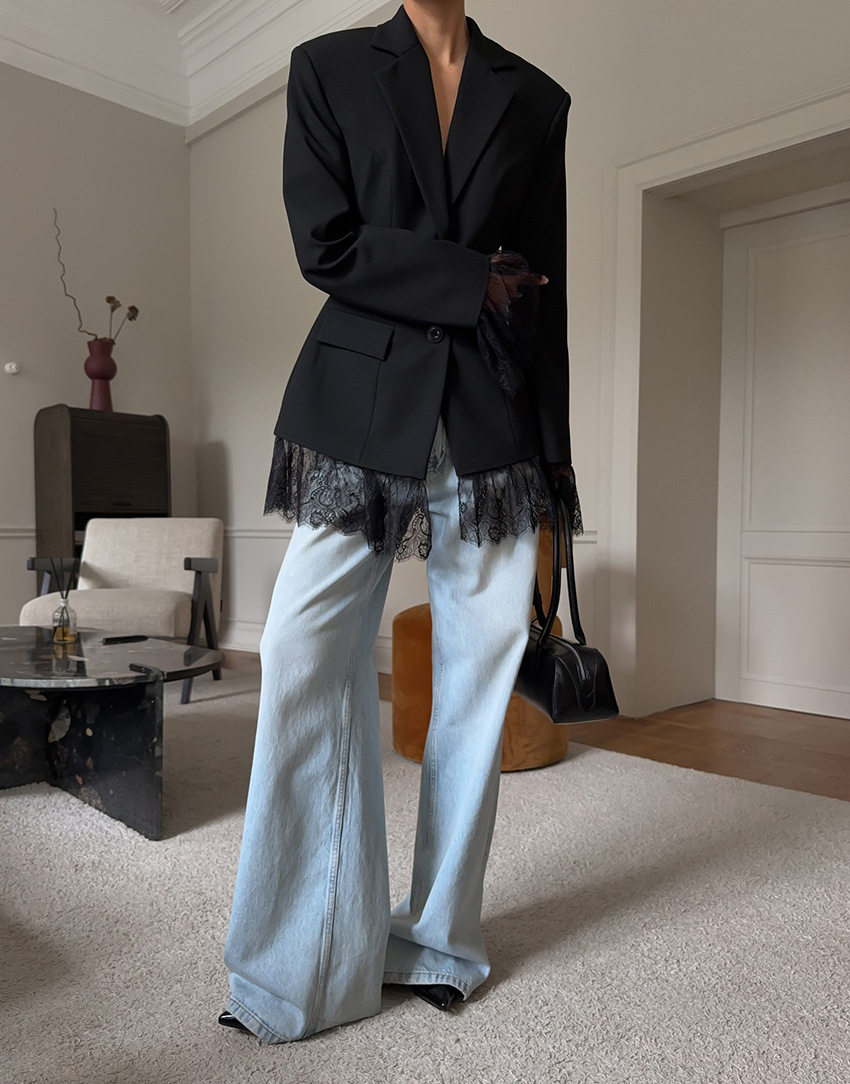 Blazer negra de mujer con detalles de encaje