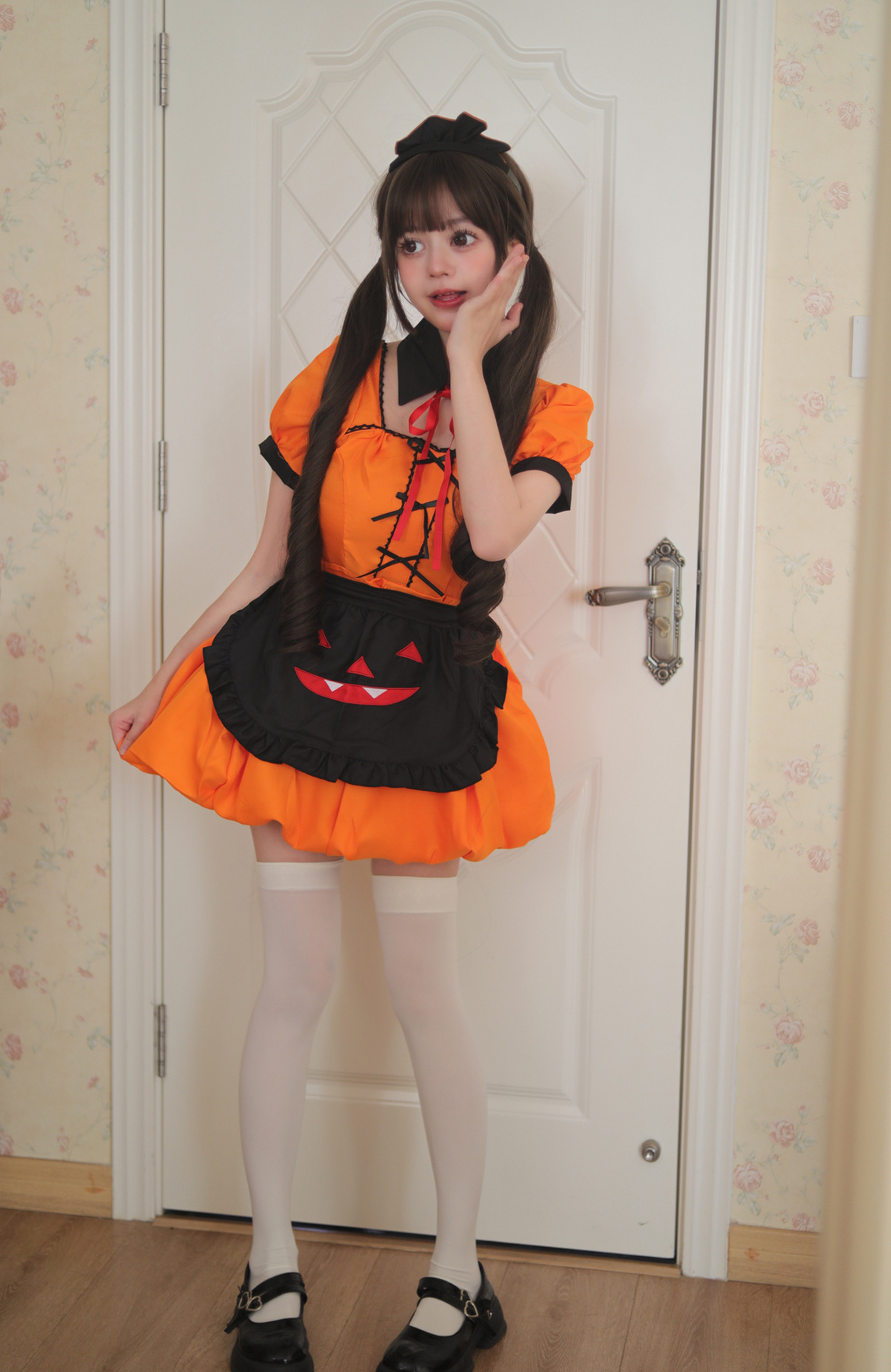 Pumpkin Maid Costume for Women detail image 6