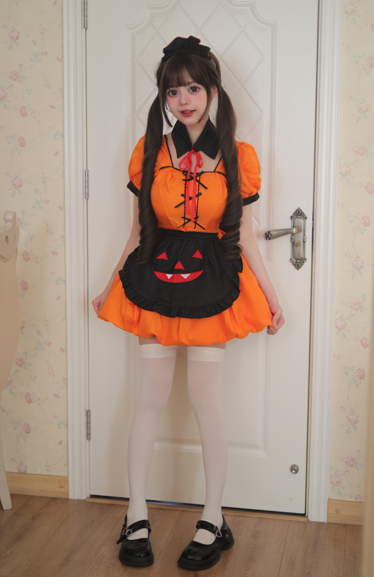 Pumpkin Maid Costume for Women detail image 10