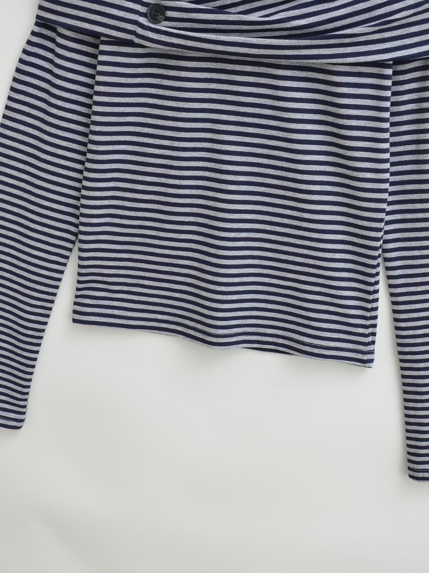Camiseta a rayas con hombros descubiertos, vista lateral