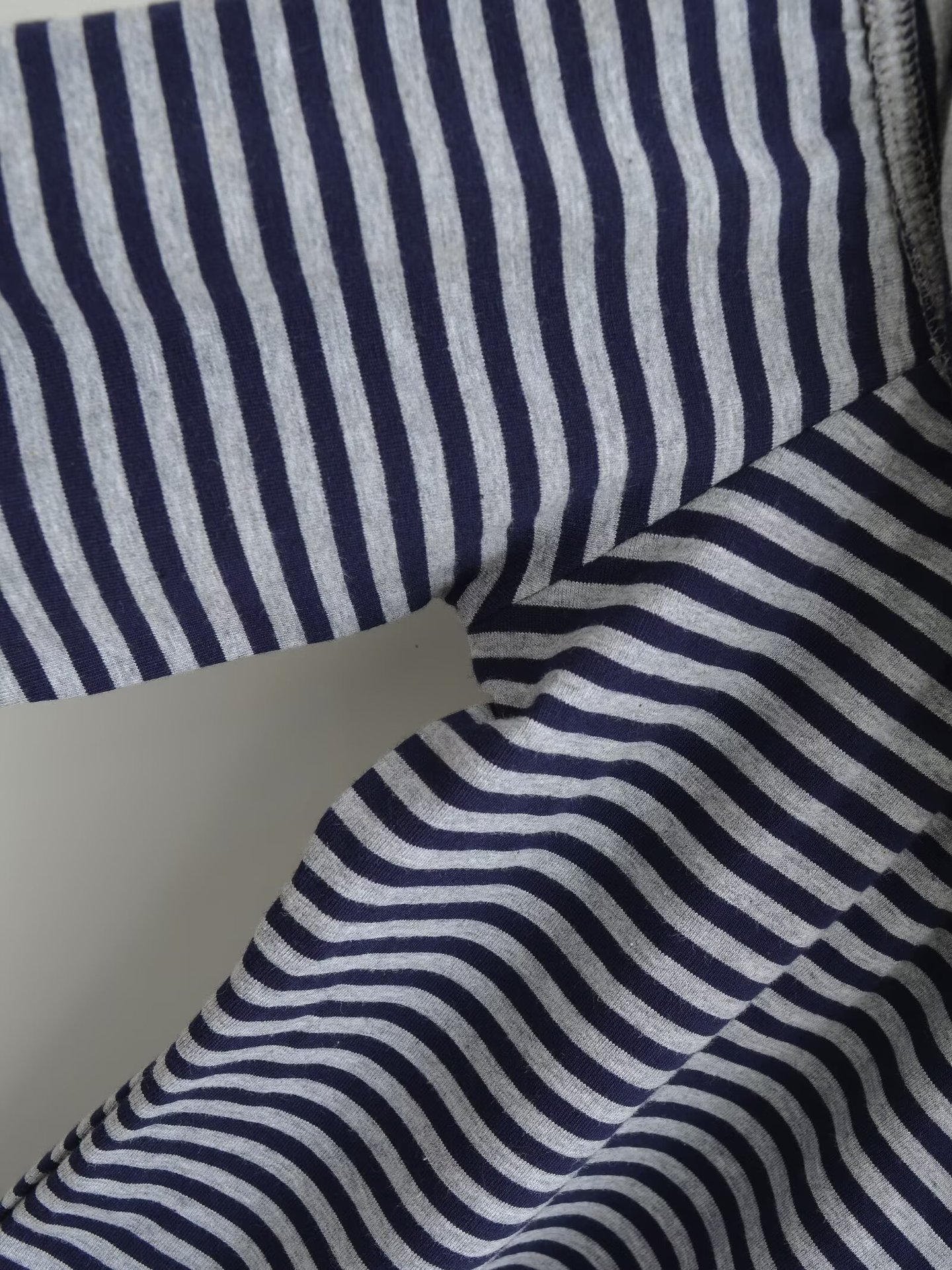 Camiseta a rayas con hombros descubiertos, combinada con jeans