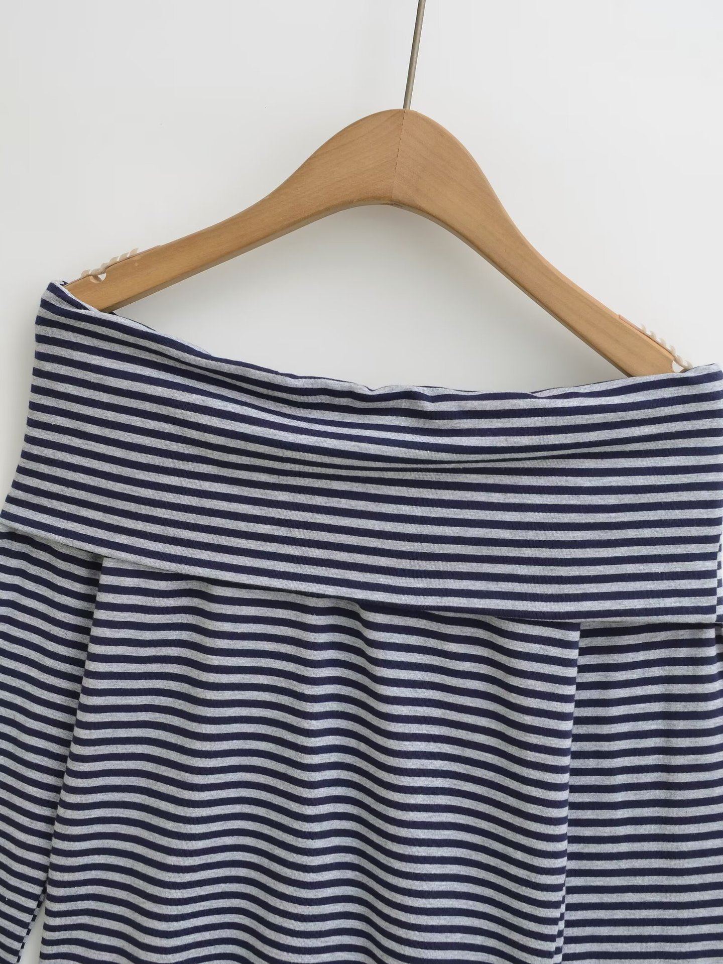 Camiseta a rayas con hombros descubiertos, detalle de costura