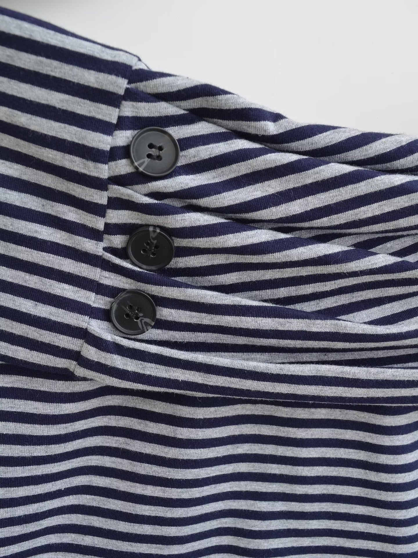 Camiseta a rayas con hombros descubiertos, vista trasera