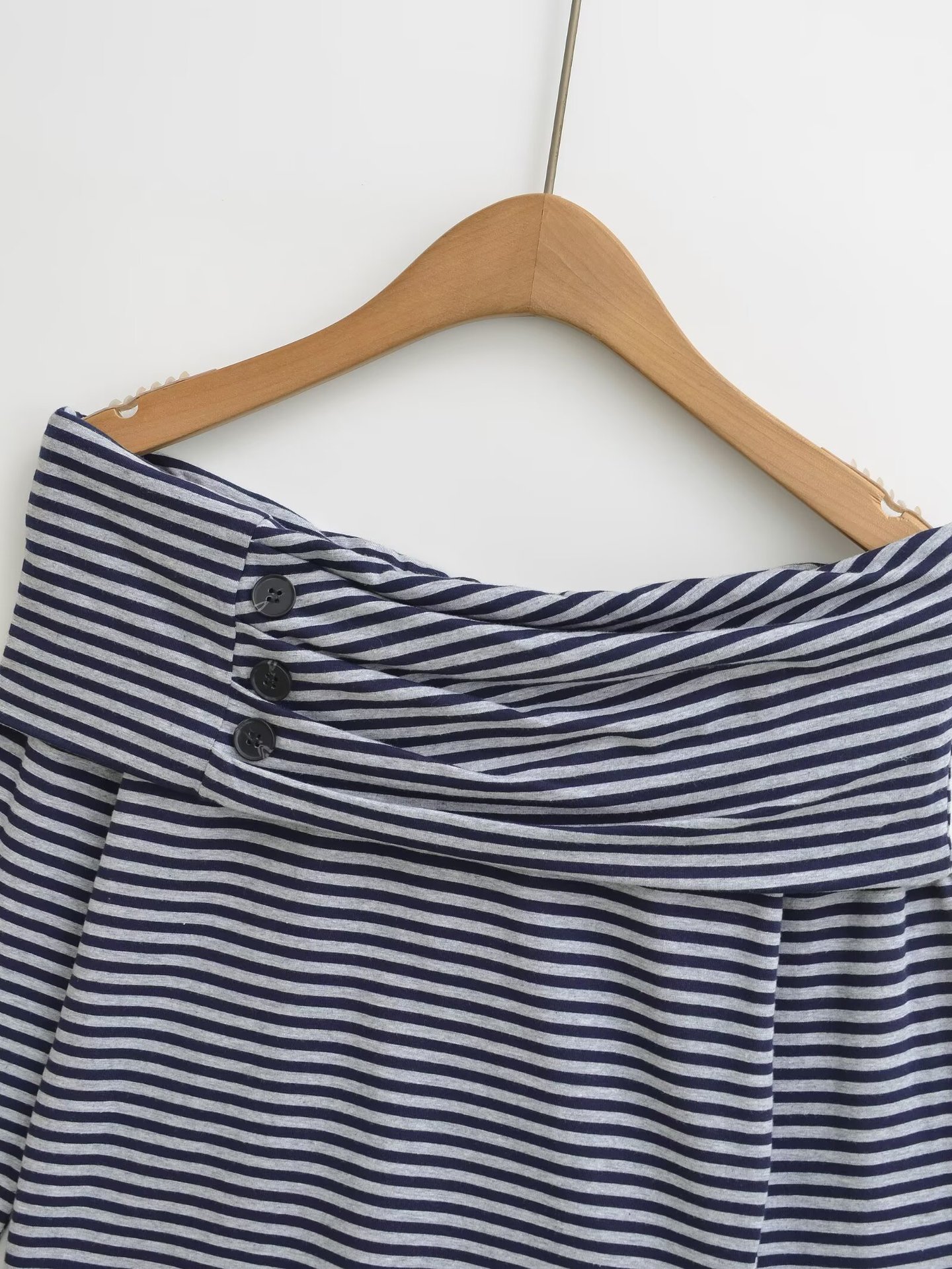 Camiseta a rayas con hombros descubiertos, detalle de hombro