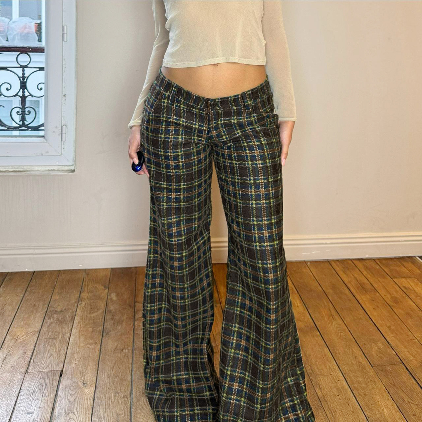 Vista lateral de pantalones casuales de tejido tartán escocés