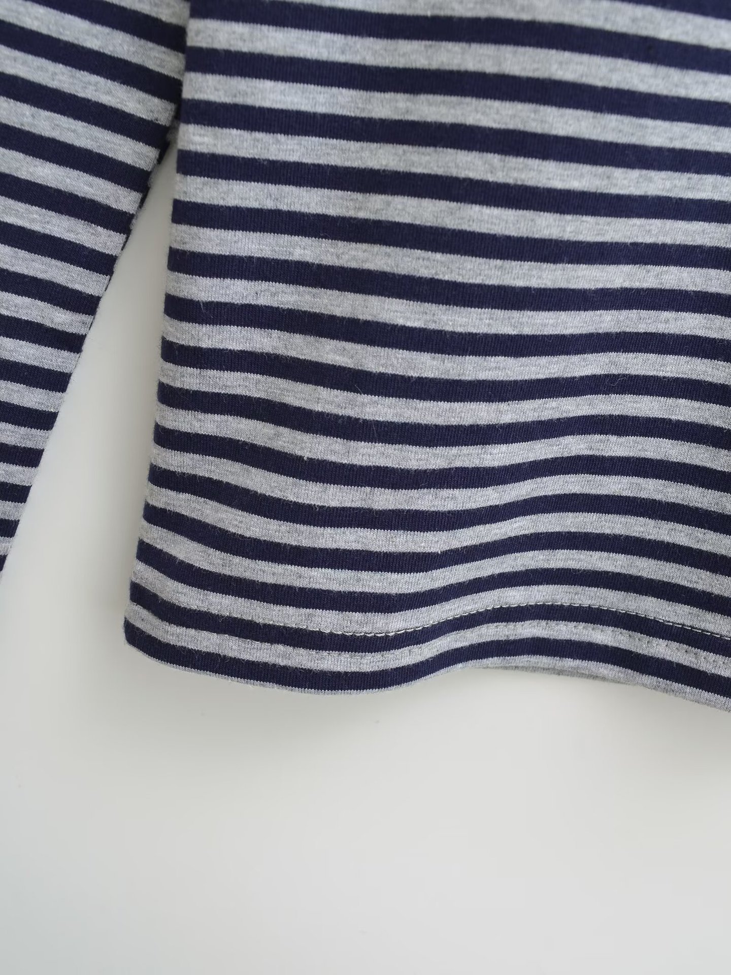 Camiseta a rayas con hombros descubiertos, combinada con falda