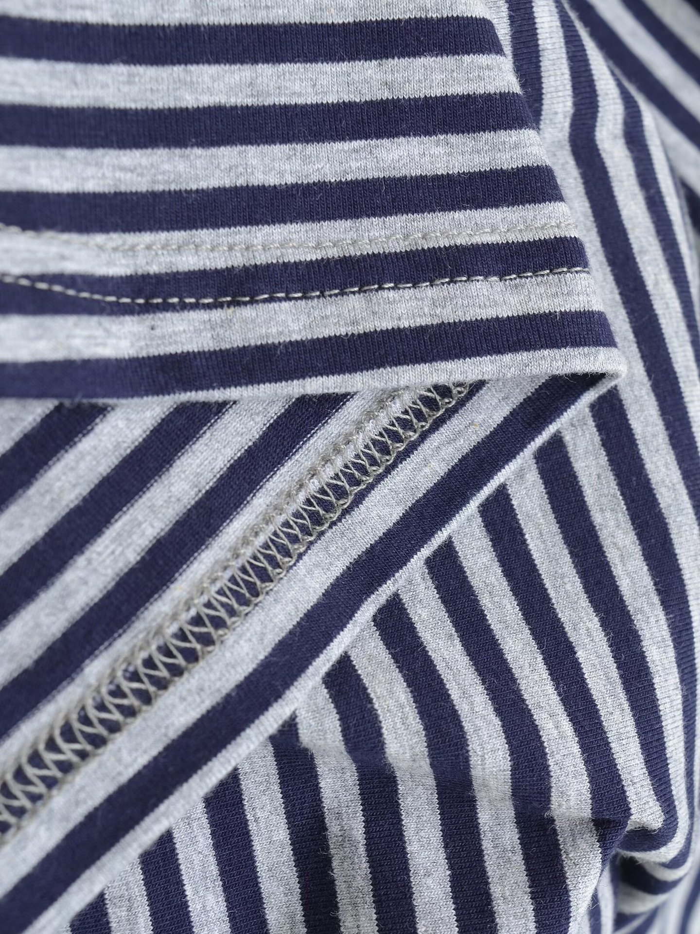 Camiseta a rayas con hombros descubiertos, en modelo