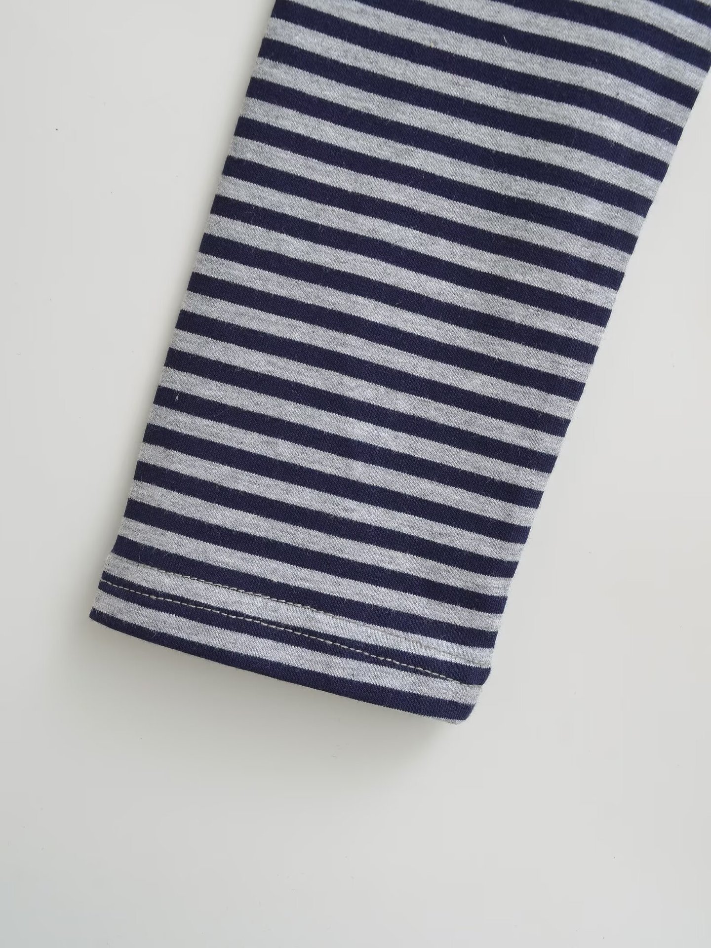 Camiseta a rayas con hombros descubiertos, detalle de escote