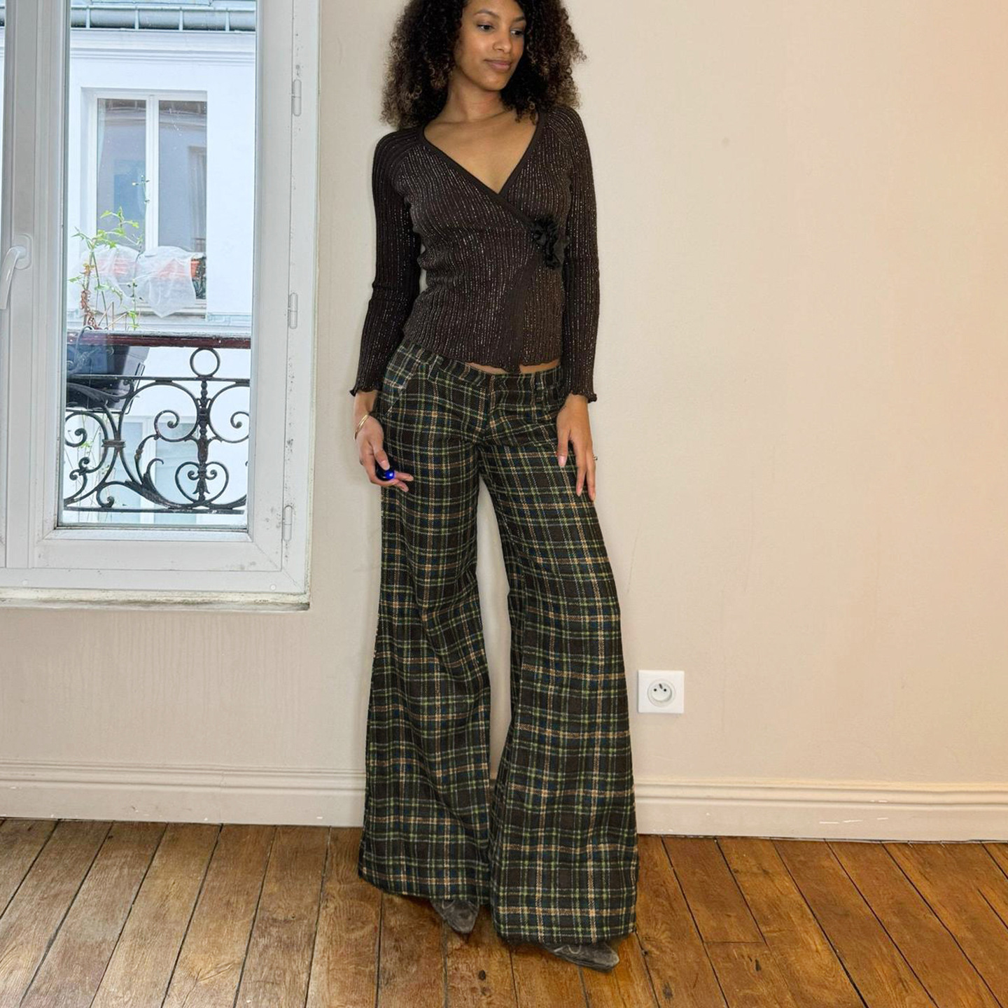 Modelo usando pantalones casuales de tejido tartán escocés