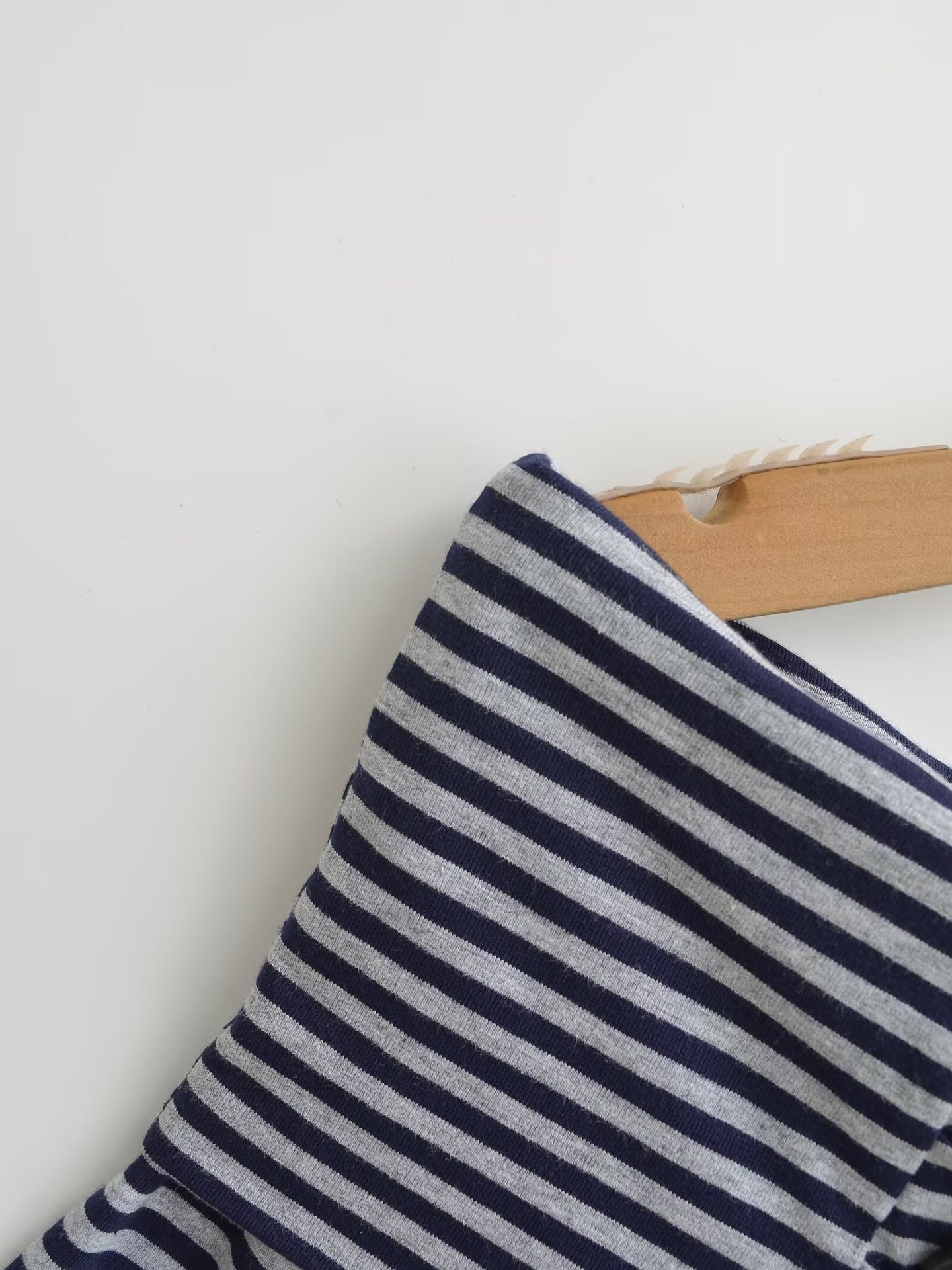Camiseta a rayas con hombros descubiertos, detalle del tejido
