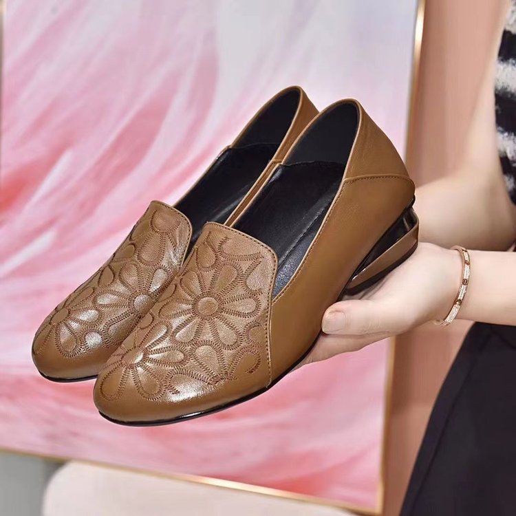 Vintage Round Toe Embroidered Low Heel Casual Women's Leather Shoes image 7