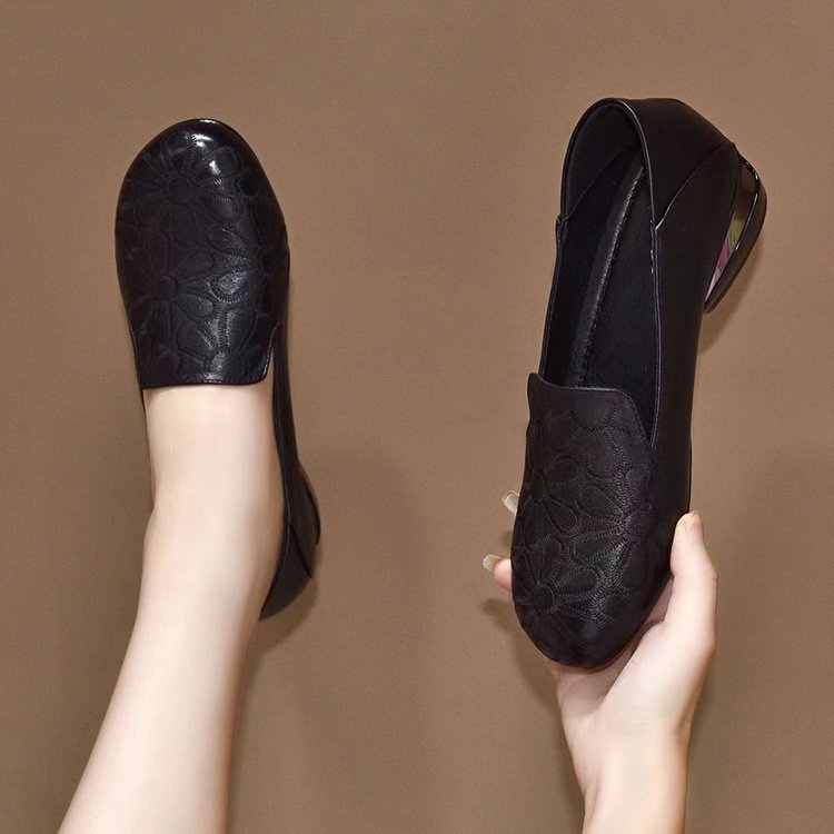 Vintage Round Toe Embroidered Low Heel Casual Women's Leather Shoes image 9