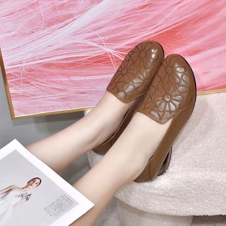 Vintage Round Toe Embroidered Low Heel Casual Women's Leather Shoes image 8