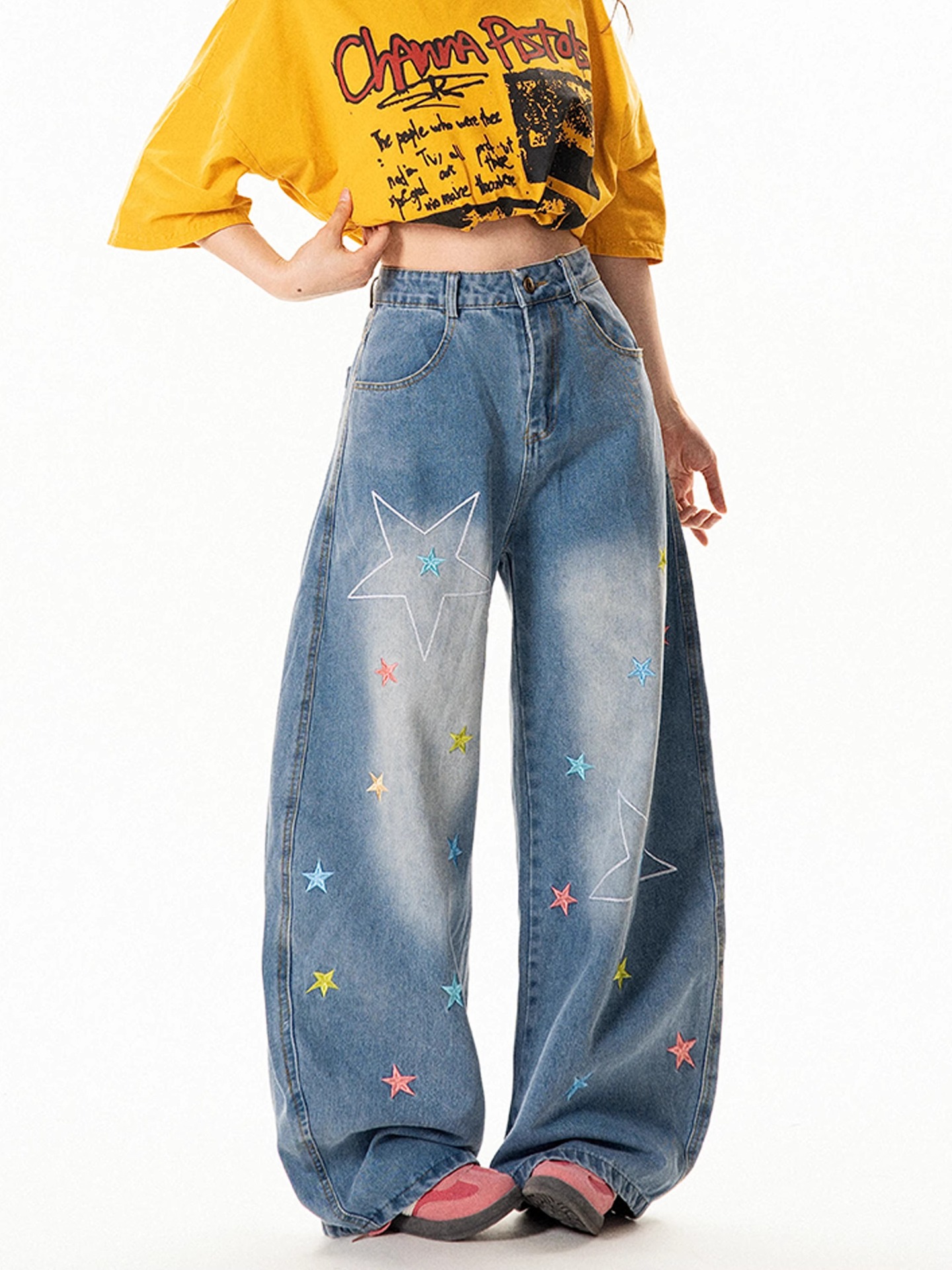 Vista trasera jeans rectos bordado estrellas mujer