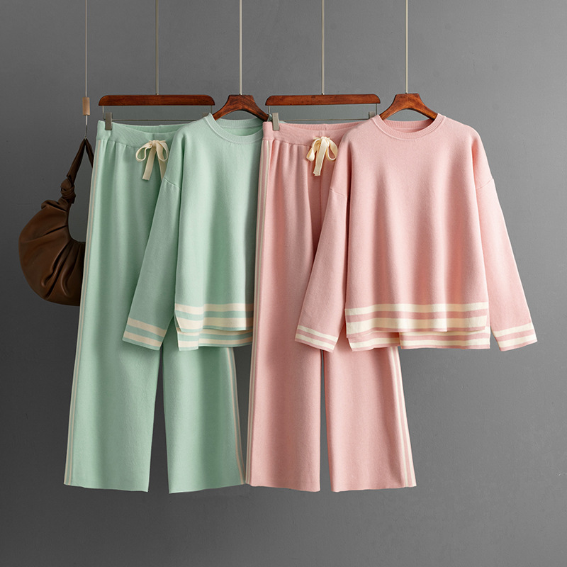 Pantalón de pierna ancha con detalles