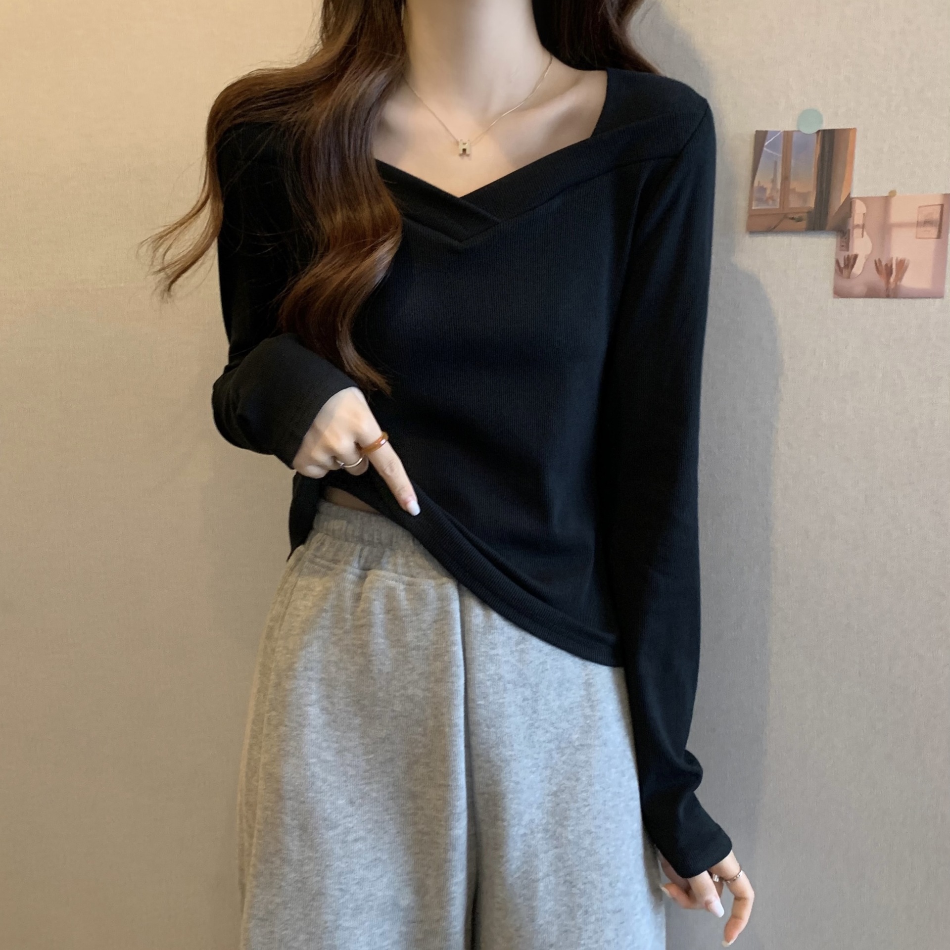 复制_2023新款早春季温柔风穿搭V领打底衫内.jpg
