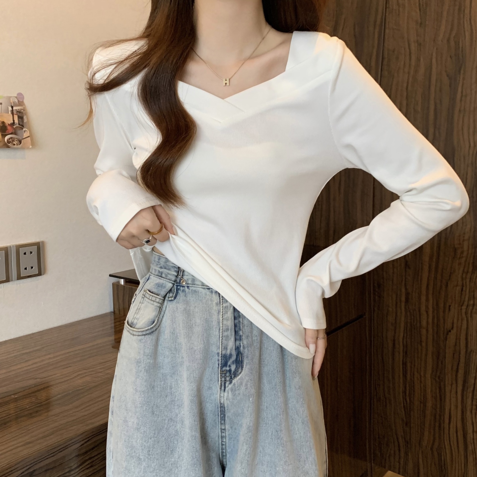 复制_2023新款早春季温柔风穿搭V领打底衫内.jpg