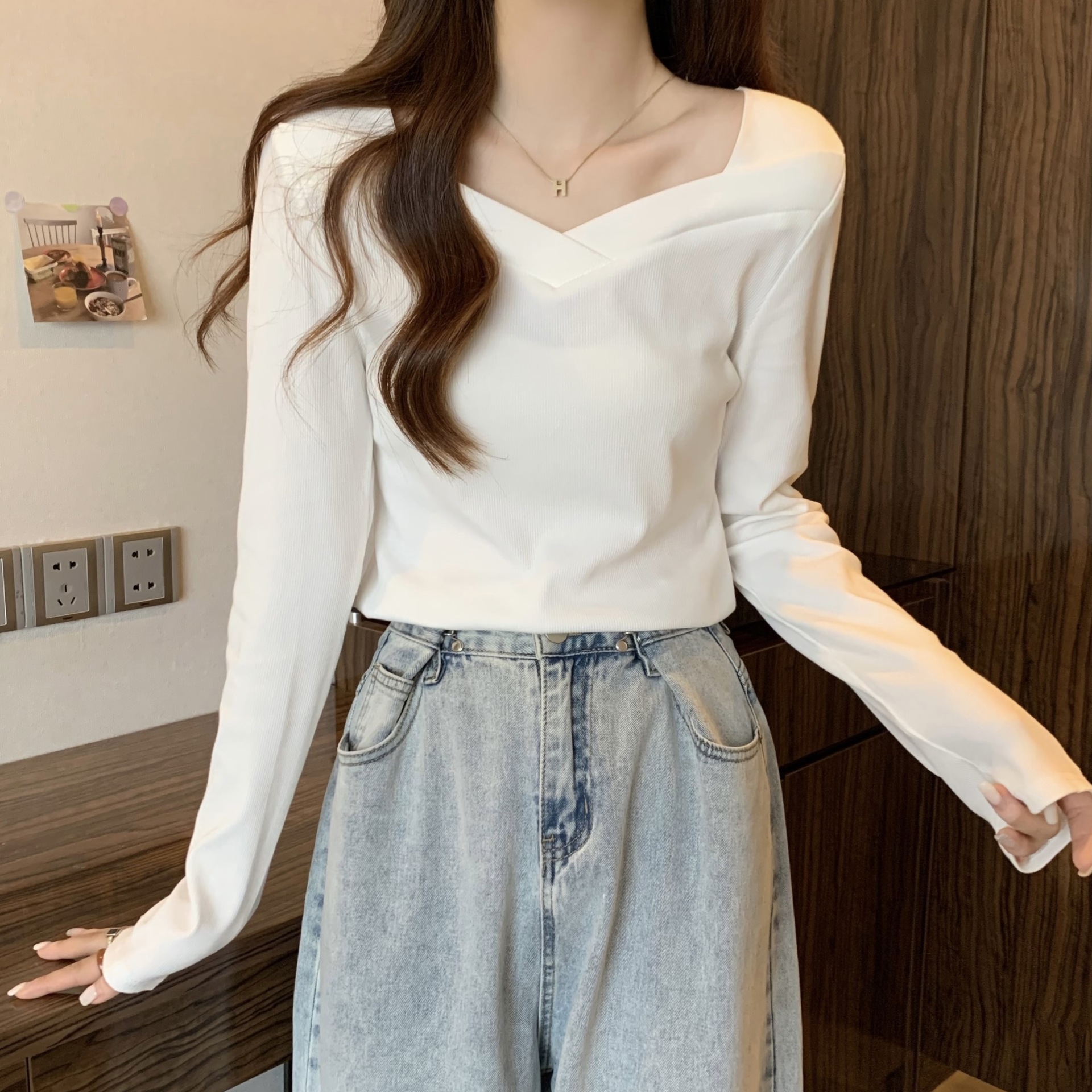 复制_2023新款早春季温柔风穿搭V领打底衫内.jpg