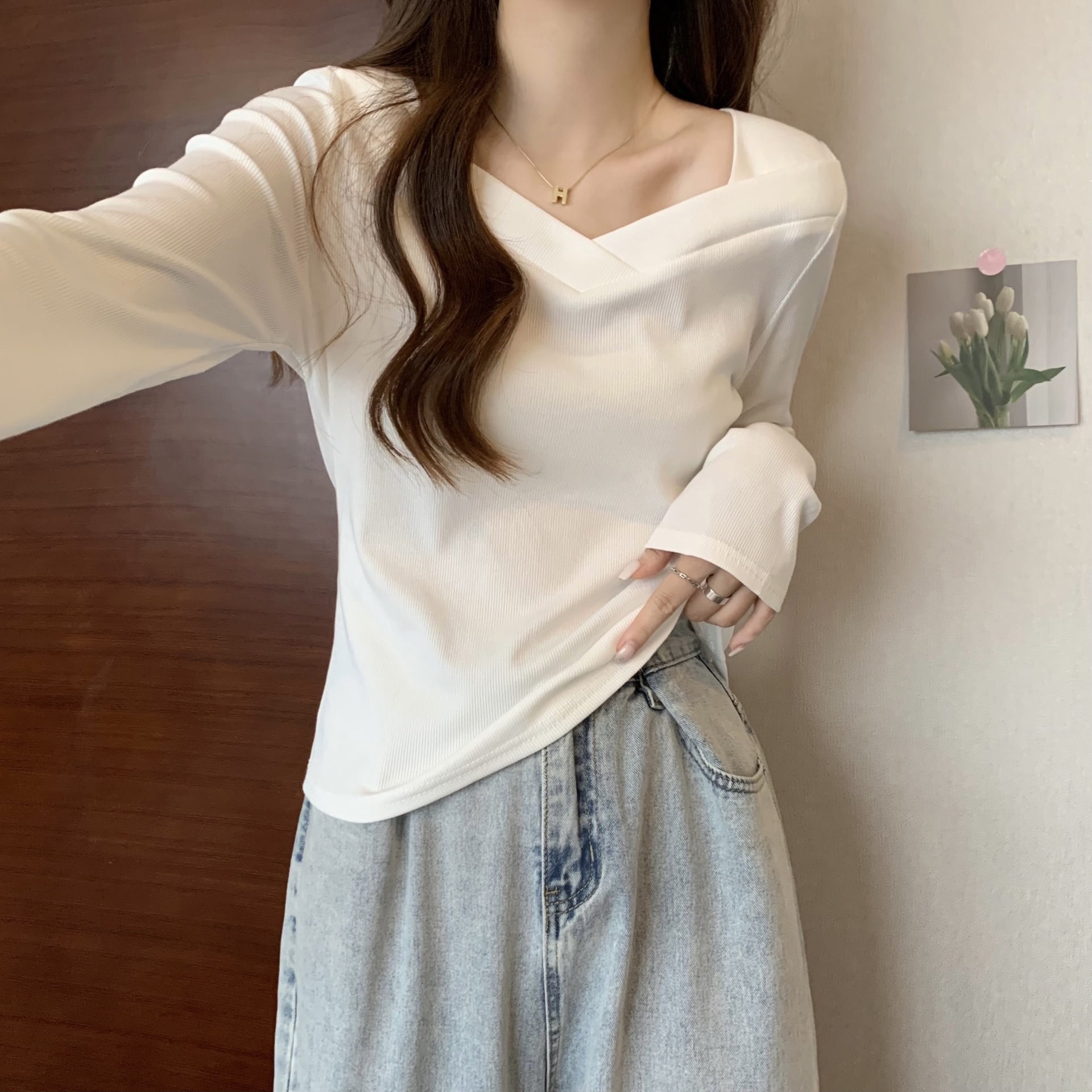 复制_2023新款早春季温柔风穿搭V领打底衫内.jpg
