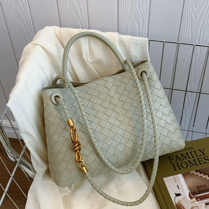 Metal rope buckle woven shoulder bag, fashionable, versatile, retro, commuter bag for women