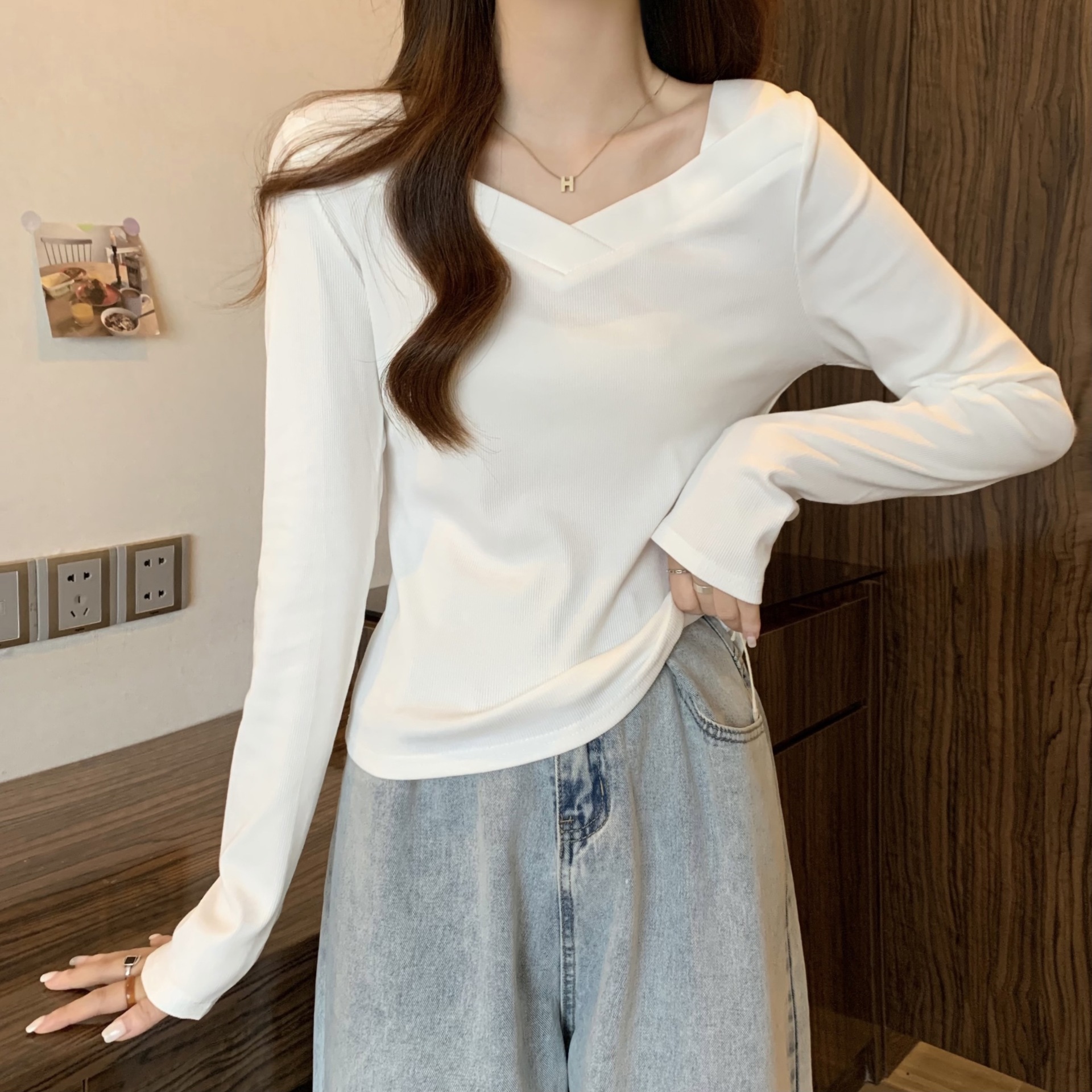 复制_2023新款早春季温柔风穿搭V领打底衫内.jpg