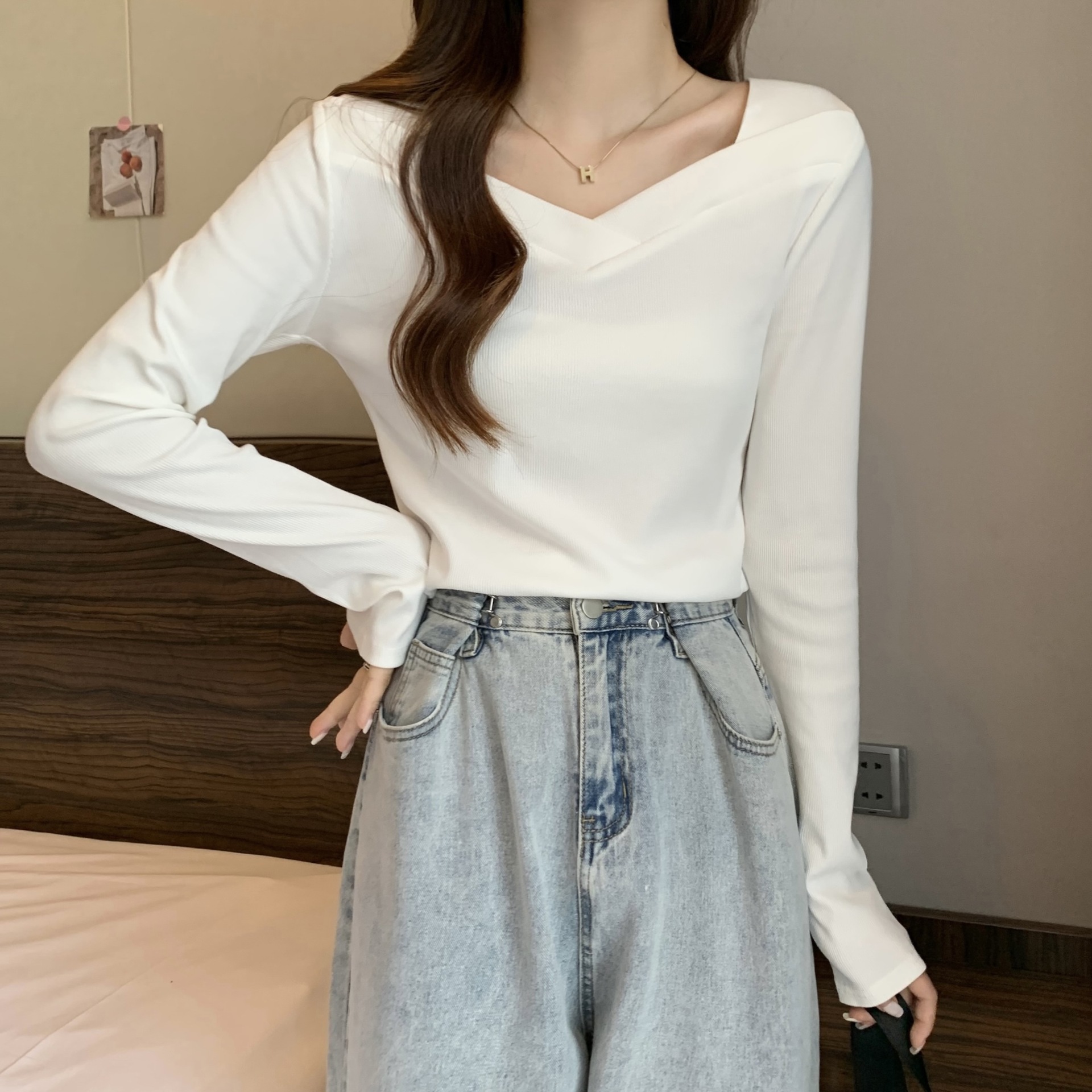 复制_2023新款早春季温柔风穿搭V领打底衫内.jpg