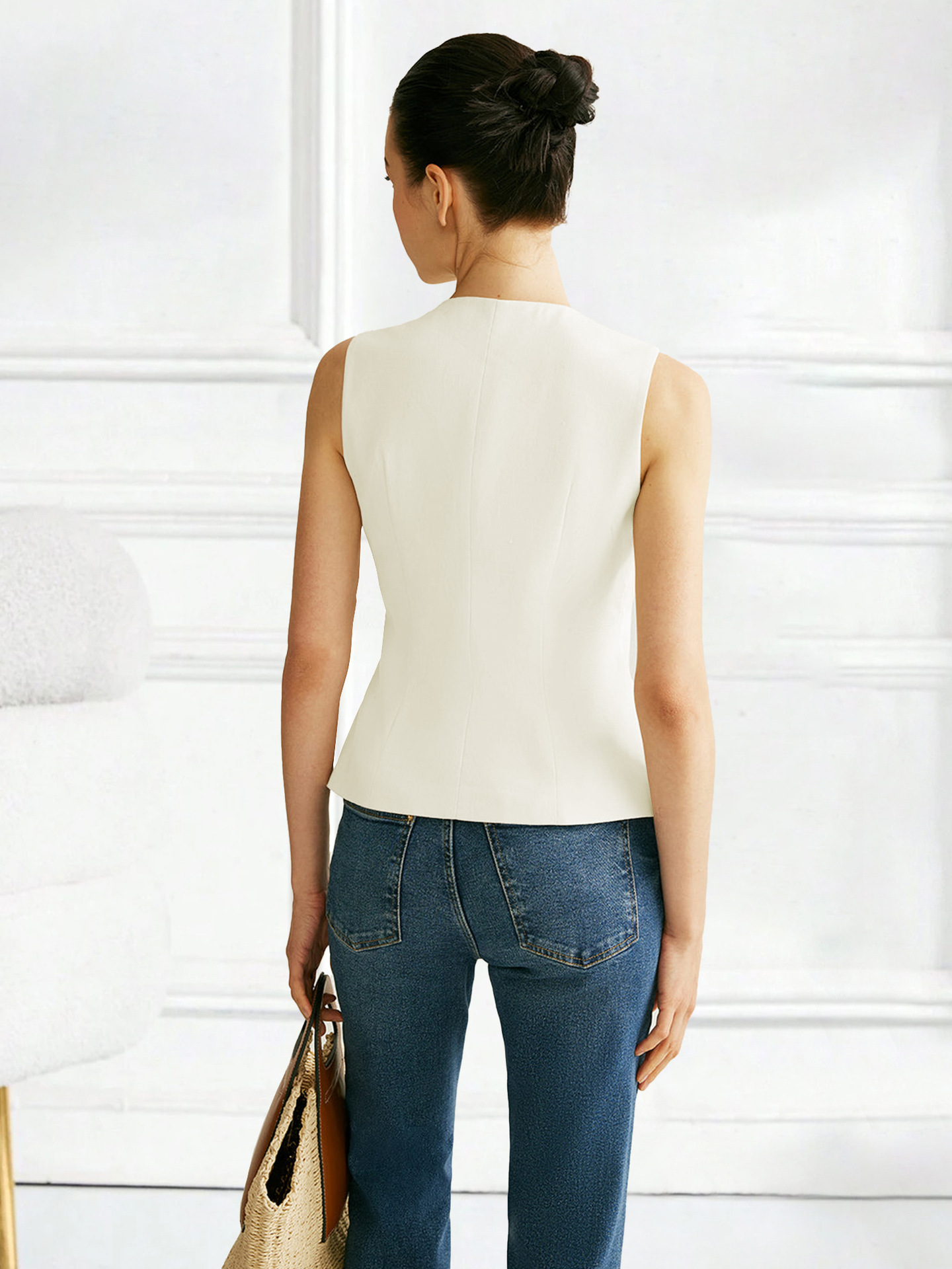 Solid color sleeveless vest top – product detail and fabric texture