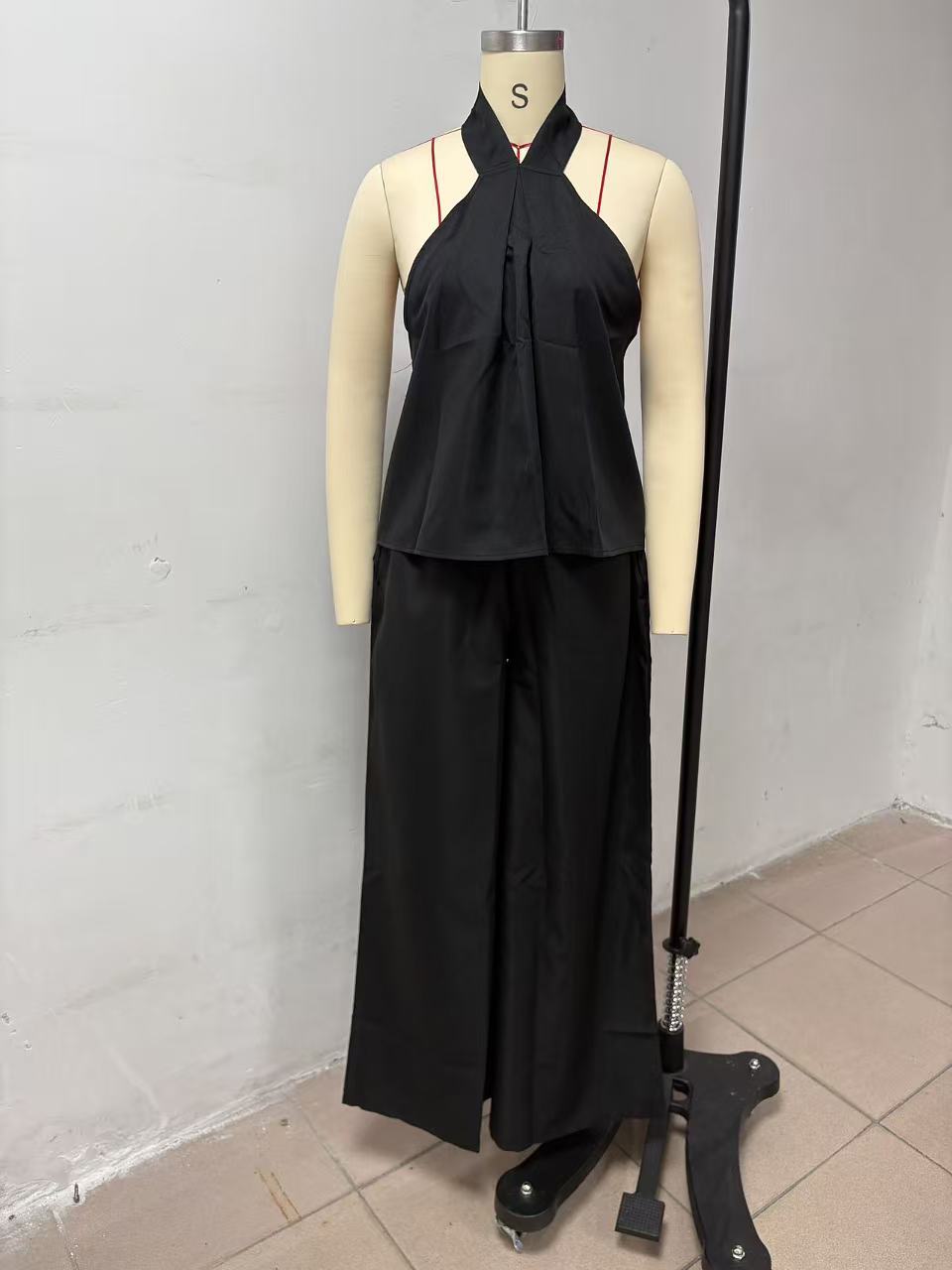 Women's loose sleeveless top and wide-leg pants two-piece set in black – high waist minimalist style